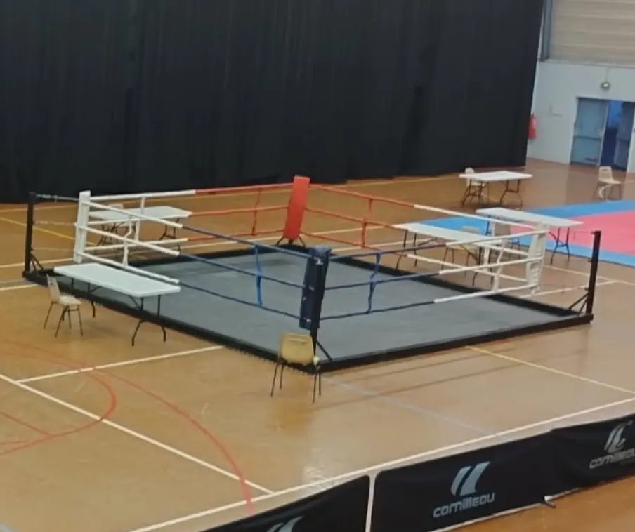 Ring de boxe 6x6m installé en salle,