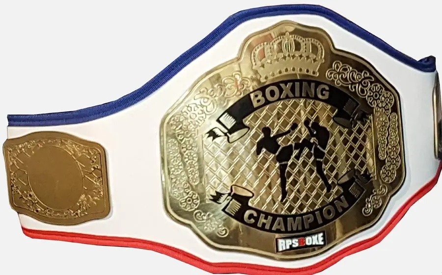 Ceinture de boxe thai ou kick boxing en blanc avec liséré bleu et rouge, plaque dorée gravée “BOXING CHAMPION”.