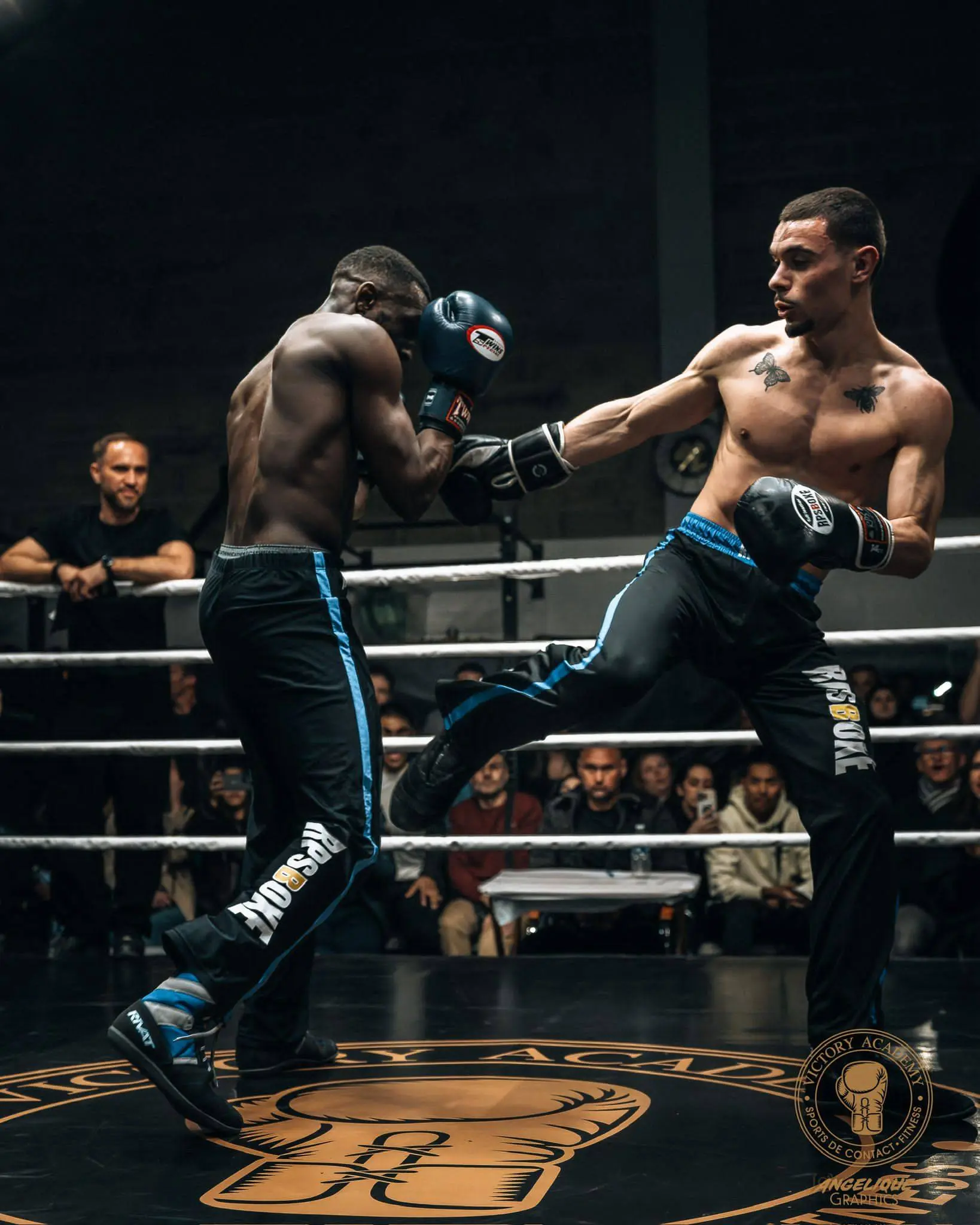 Fouetté bas en Savate boxe française avec pantalons rpsboxe