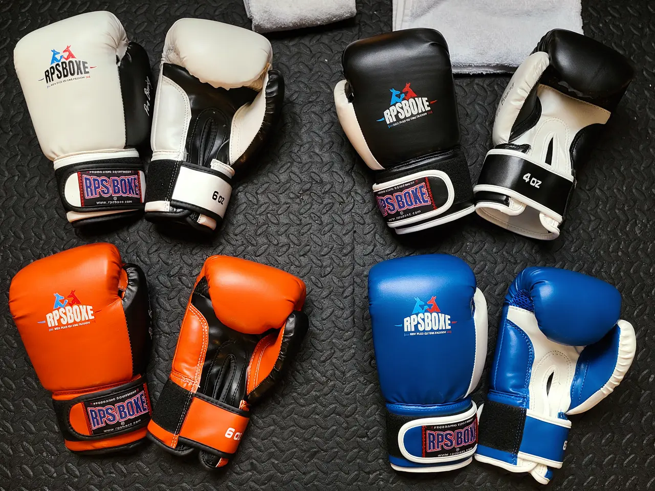 Différence entre gant de boxe et gant de muay thai : affichage de varios gants de boxe de couleur et rembourrage, illustrant mobilité et soutien, sur un fond noir.