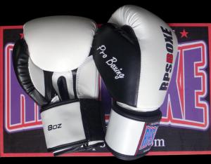 Deux gants de boxe noirs et blancs posés côte à côte sur fond noir et rouge.
