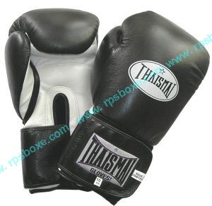 Gants de boxe noirs et blancs pliés ensemble, montrant les pouces et les poignets.