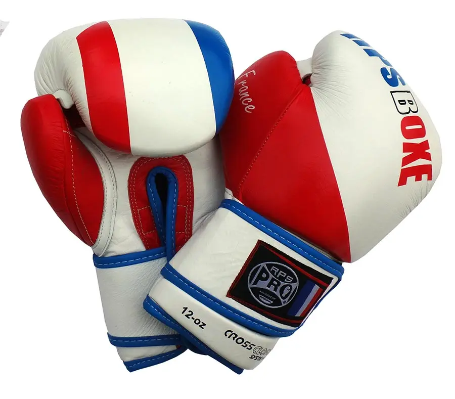 Gants de boxe rouges et blancs avec lacets bleus et logo RPS Pro, destinés à l’entraînement et à la compétition. Gants de boxe rouges et blancs avec lacets bleus et logo RPS Pro, destinés à l’entraînement et à la compétition.