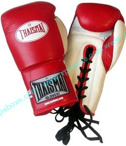 Une paire de gants de boxe rouges et crèmes reliés par des lacets noirs vue de face.